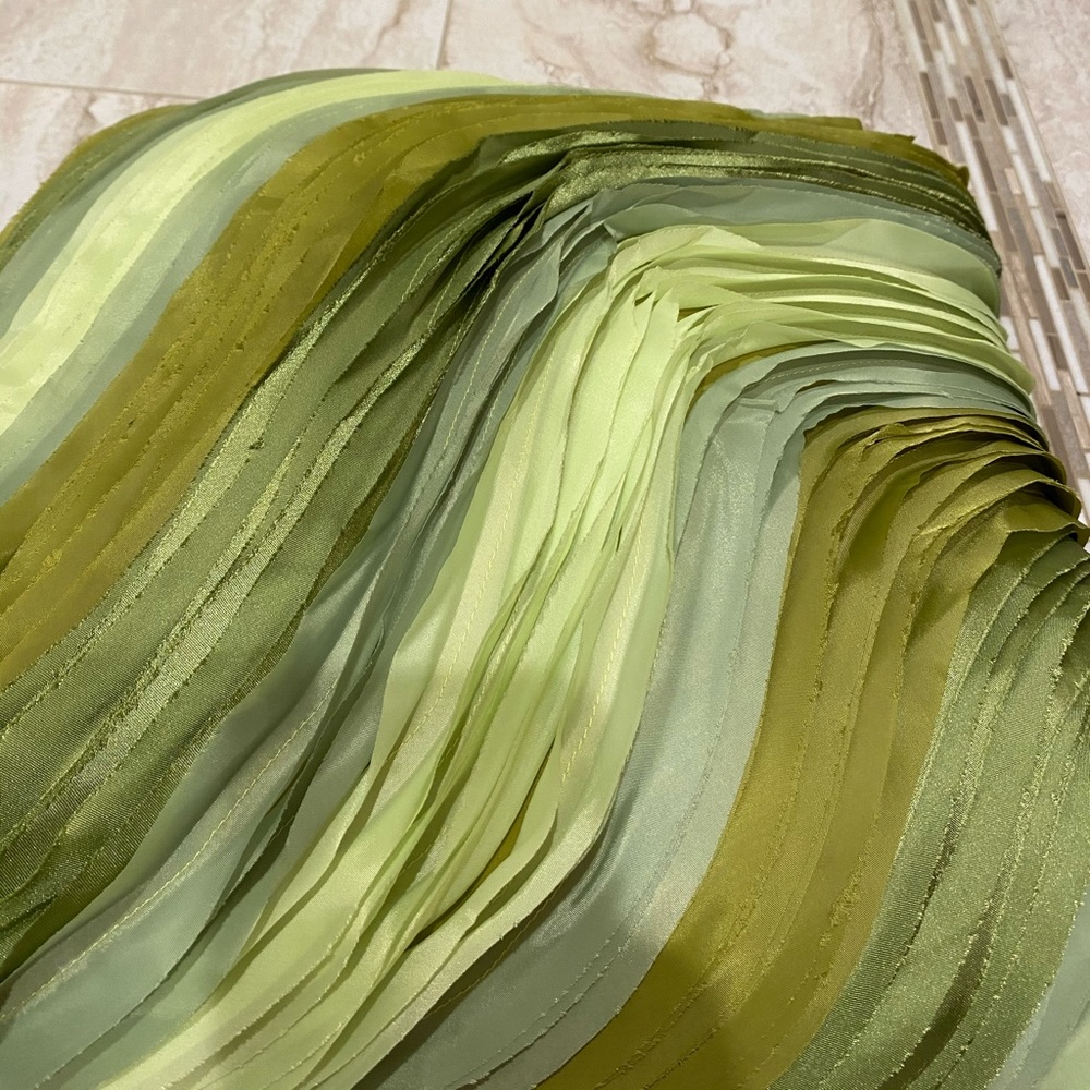 Pair of green wave ruffled pillows - Picture 7 of 9